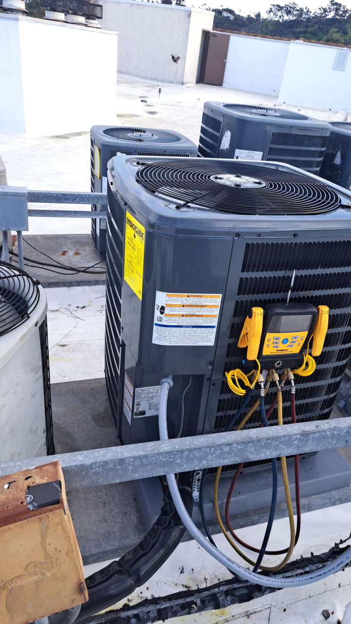 hvac technician repair air conditioner